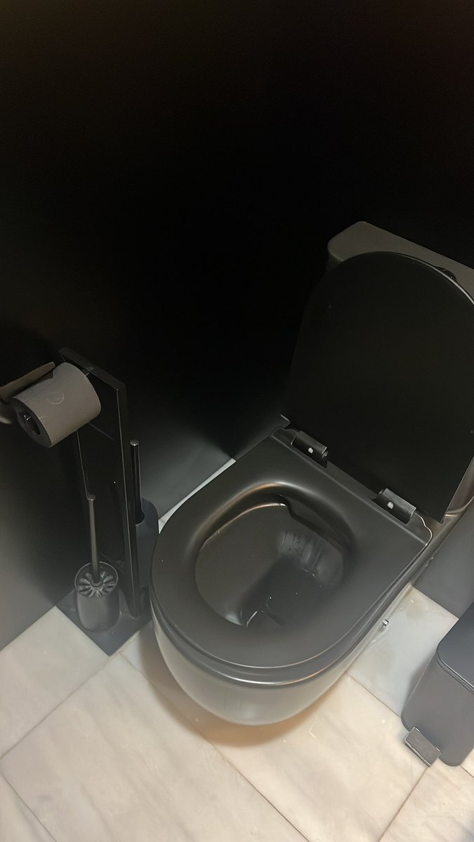 MarinaGV1's tweet photo. El baño de davverno https://t.co/DnnJr5uyiu