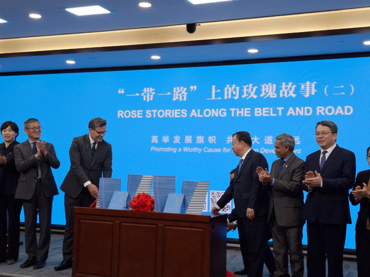 MDVinChina's tweet photo. Ambassador @FazeelNajeeb delivered remarks as a guest of honour at the ceremony organized by China International Development Cooperation Agency (#CIDCA) and the Communication University of China to launch the book
“Rose Stories along the Belt and Road (II)". https://t.co/9FTmVGgA7l