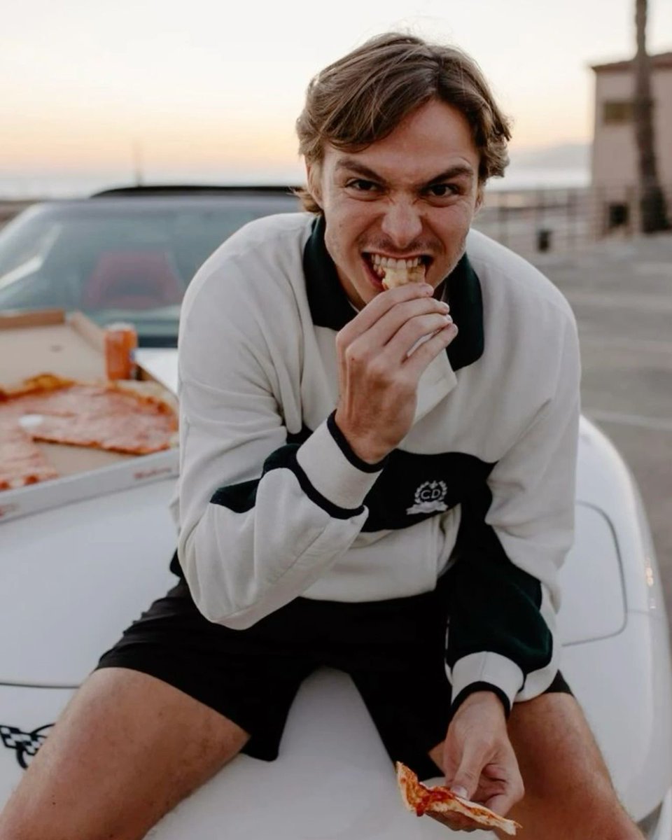 peacooperk's tweet photo. My date 🍕 https://t.co/lbDAeUiZy5