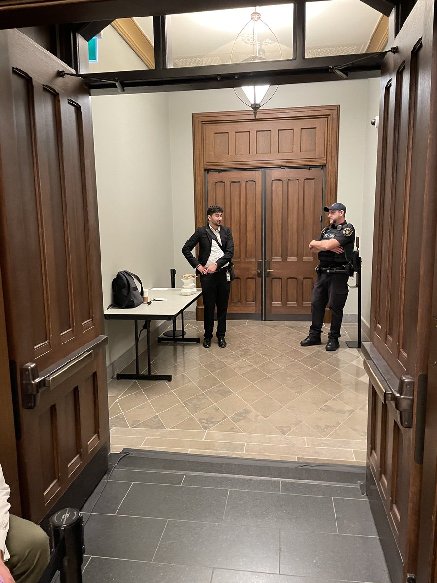 ICILouisBlouin's tweet photo. NOUVEAU | Selon une source présente dans la salle du caucus libéral, 24 députés demandent le départ de Justin Trudeau. Une personne aurait demandé la tenue d’un vote secret, mais ce n’est pas clair s’il aura lieu. #polcan https://t.co/pz0yK6Vu0u