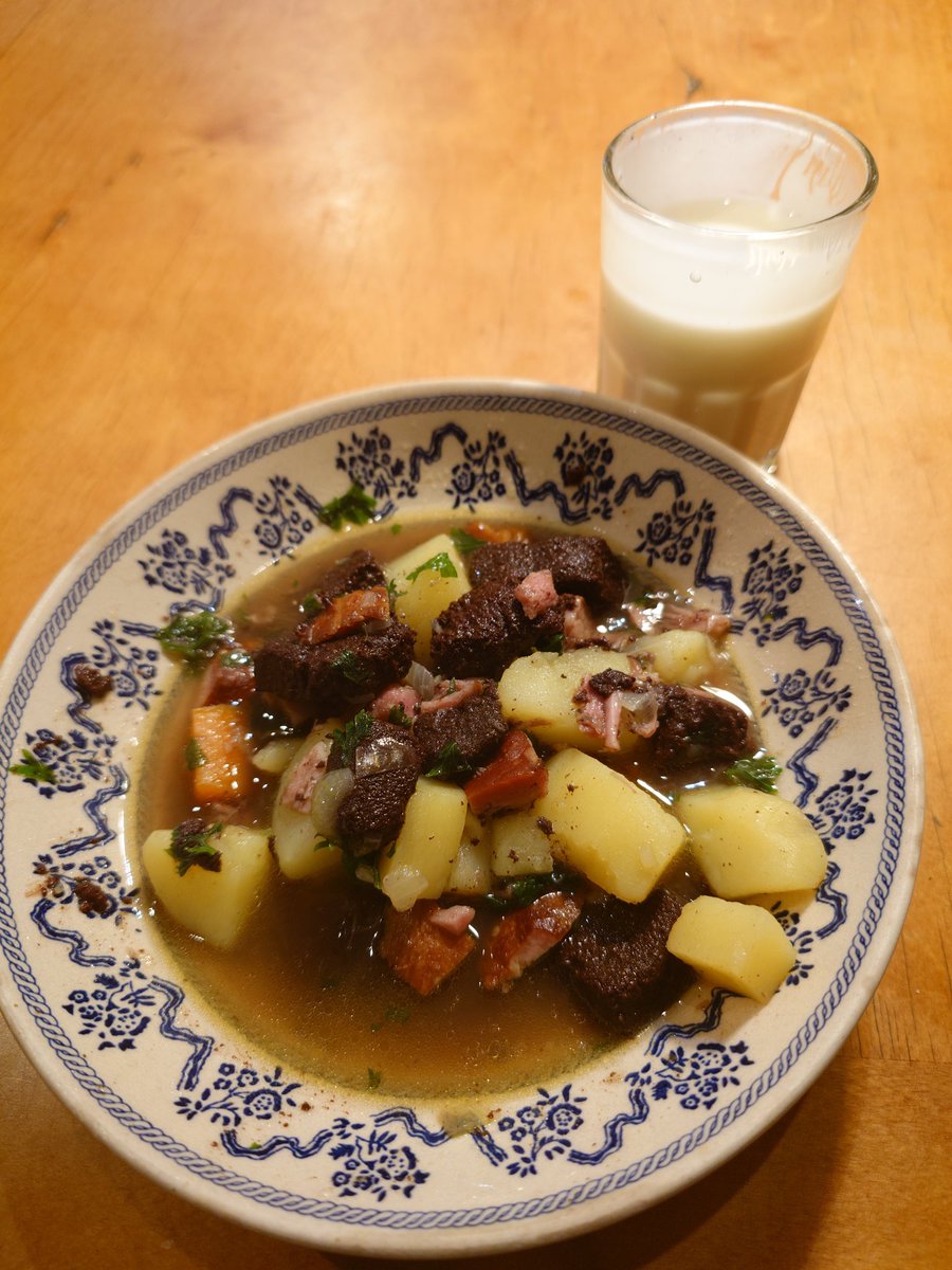 petterin1's tweet photo. Oulun perinneruoka rössypottu!
#rössypottu #rössykeitto #rössy #veripalttu #blodpudding https://t.co/IFMC1QOq6C