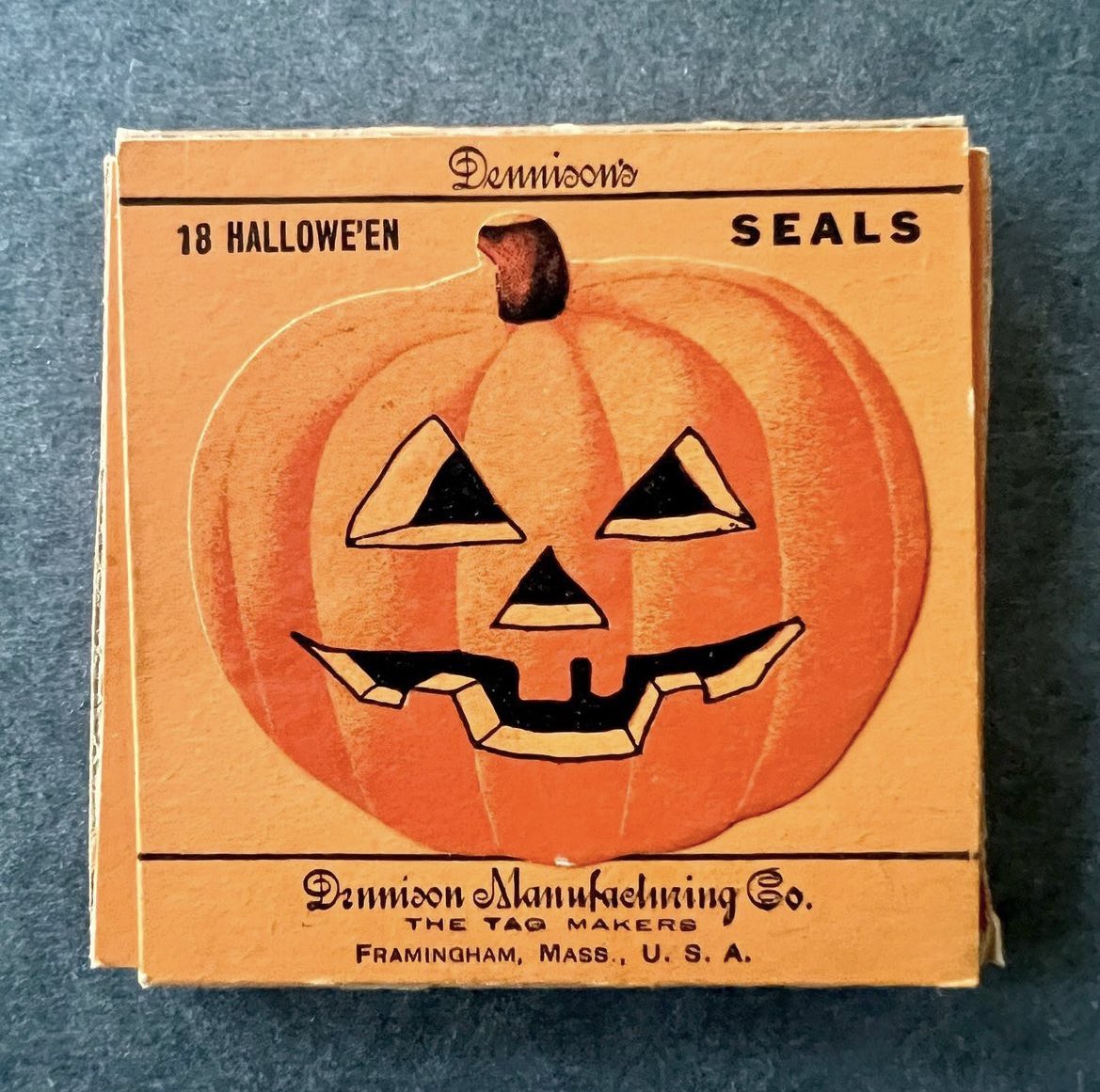 These two accounts have the best archive of vintage Halloween ephemera 

instagram.com/dennisonarchiv…

instagram.com/dailydennison