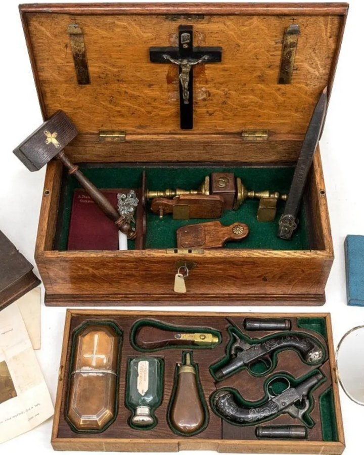 alifcoder's tweet photo. 3: Vampire killing kit https://t.co/dDIvOfeMrM