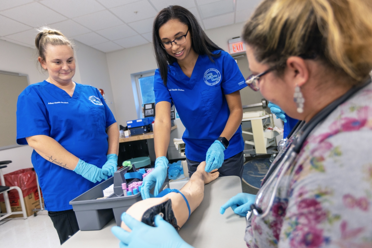 GC_CEWD's tweet image. GC celebrates Medical Assistant Recognition Week (Oct 21-25)! 🩺 “Medical assistants are the backbone of healthcare,” says Donna Bittinger. 💉 

Proud of our CCMA grads! 
More info: bit.ly/4dZKL3h 

#MedicalAssistantRecognitionWeek #HealthcareHeroes #GarrettCollege