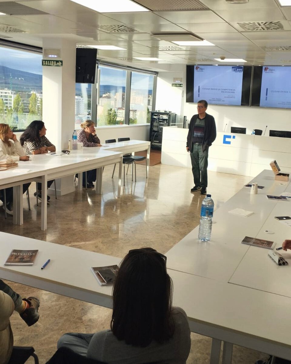 LaresNavarra's tweet photo. 📢 ¡Última sesión de formación en Competencias Profesionales! 

Mañana en Tudela, con **Xabier Azkoitia** del Centro de Humanización de la Salud. 

¡Aún puedes inscribirte! 

💻 [Inscríbete aquí](https://t.co/6lFTNndlOs)

#Formación #LaresNavarra #AtenciónDirecta #Humanización https://t.co/H1HHzPv8ru