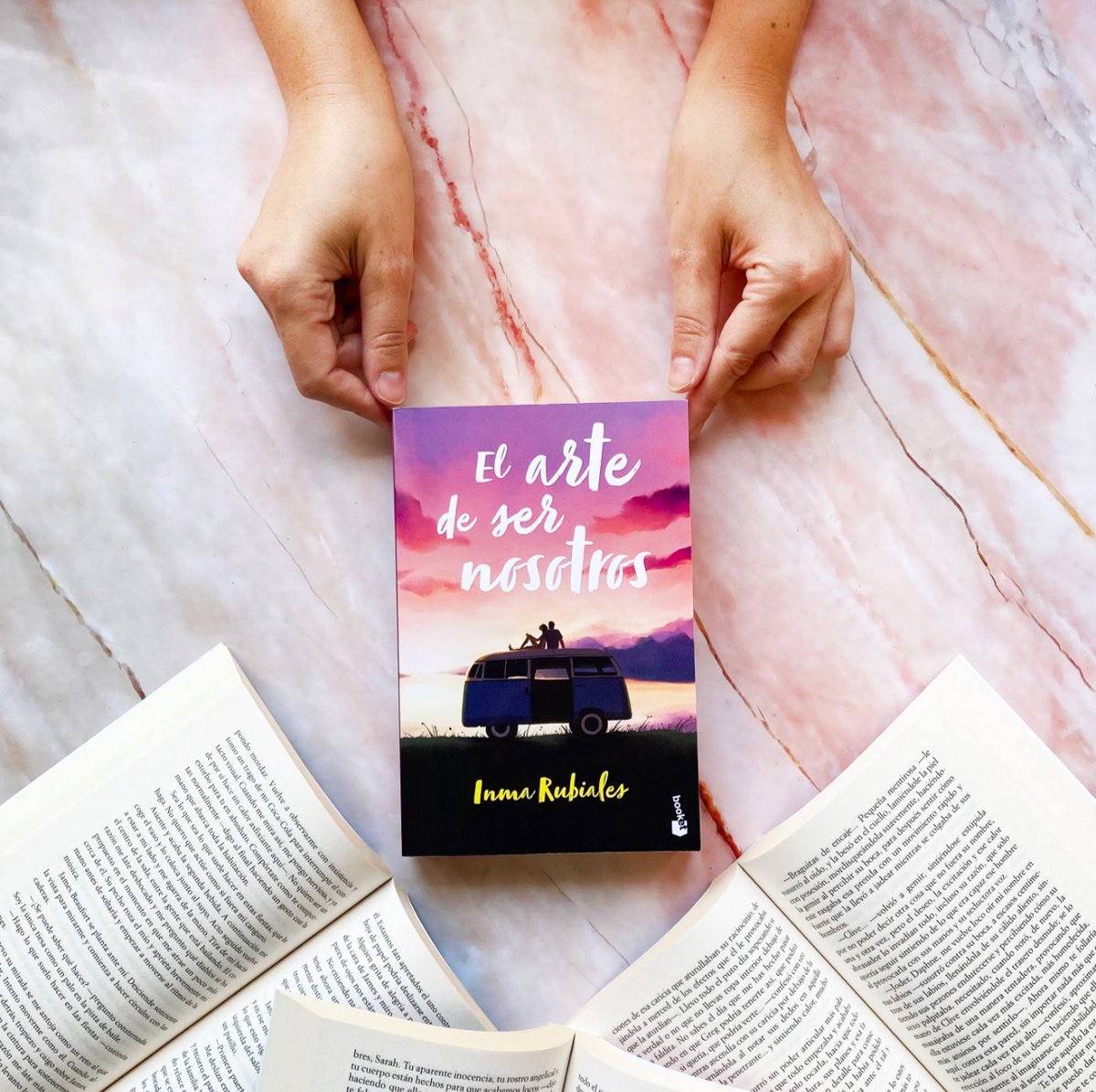 «El arte de ser nosotros» llega hoy a librerías en bolsillo ❤️ Espero que podáis disfrutar de la historia de Logan y Leah en este nuevo formato (con un tamaño mini ideal para llevar a todas partes y reír —o llorar— en público mientras lees) ✨ :)

#ElArteDeSerNosotros