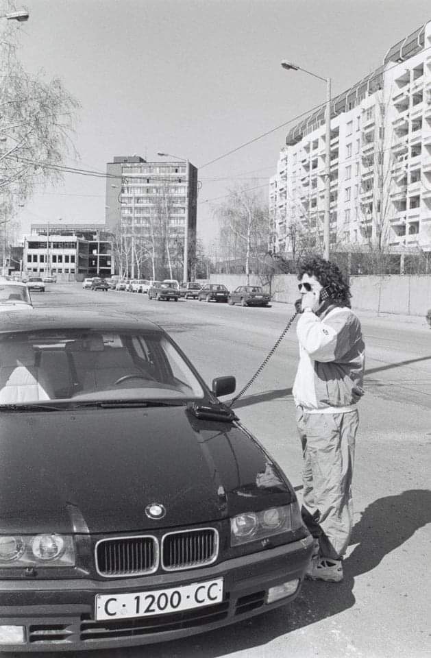 Сине те бараат некои луѓе од банка.
Луѓето од банка: