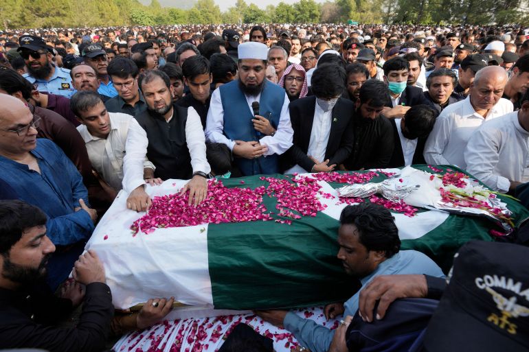fcheckmaster's tweet photo. ارشدشریف کوشہید ہوئے دو سال کا عرصہ ہوگیا
پی ٹی آئی اس کیس کی پیروی کیوں نہیں کررہی؟
پی ٹی آئی کی 52وکلاء کی ٹیم ہےجسے  کروڑوں ماہانہ ملتے ہیں، لیکن ایک وکیل بھی نہیں جو ارشدکاکیس کورٹ میں لڑے؟
ارشدکی پہلی اہلیہ کس کےکہنےپرکورٹ نہیں جارہی ہیں؟
ارشد شریف کی لاش صرف لانگ مارچ اور سیاست کیلئےچاہے تھی؟
#ArshadSharifShaheed