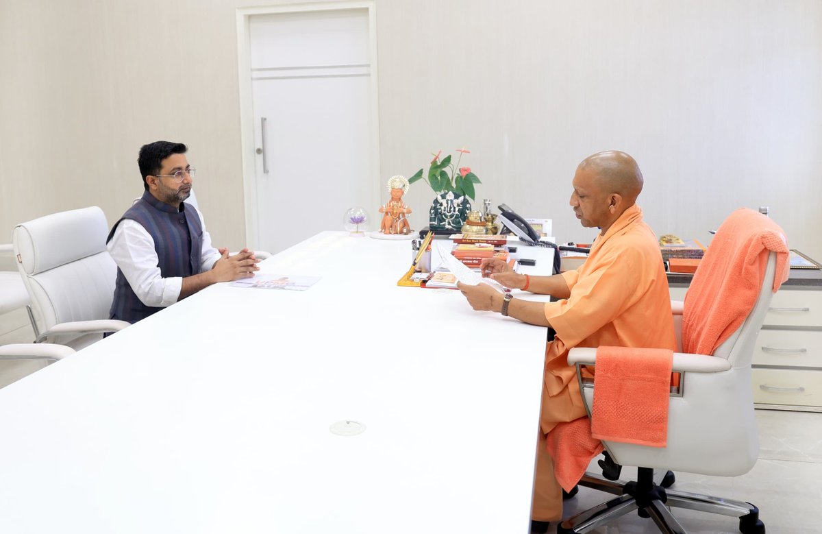 MinWelfareUP's tweet photo. अल्पसंख्यक कल्याण, मुस्लिम वक्फ एवं हज राज्य मंत्री श्री @danishazadbjp ने मुख्यमंत्री श्री @myogiadityanath जी से मिलकर मदरसों के आधुनिकीकरण एवं अल्पसंख्यक समुदाय के छात्रों के शैक्षिक, आर्थिक, शारीरिक व मानसिक विकास से संबंधित योजनाओं के संचालन का अनुरोध किया। 

#MinWelfareUP https://t.co/JnOCoF3I0o