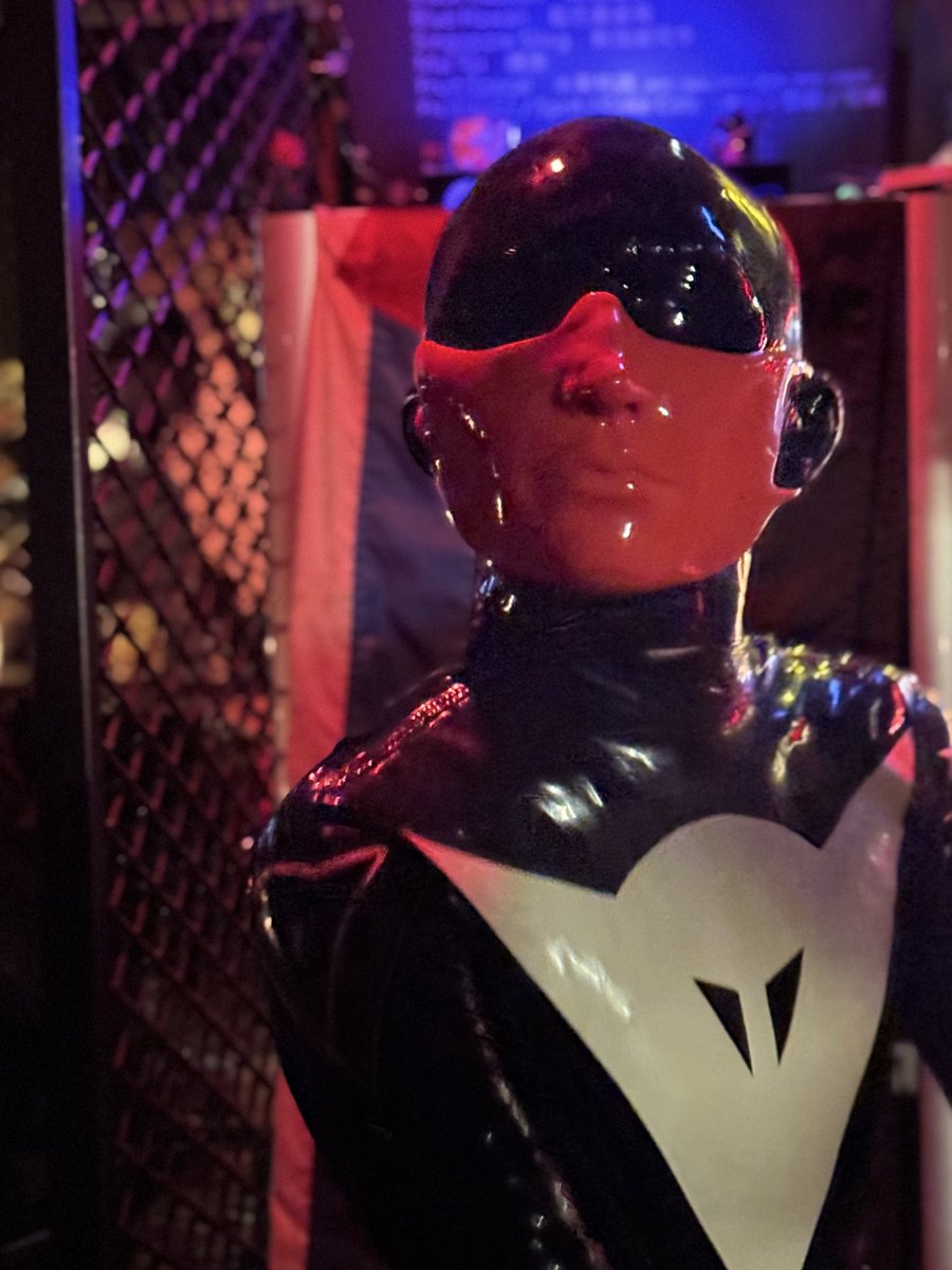 bootswolf2111's tweet photo. New Toy 2
It's hot that  double layer on your face . Who knows inside mask what you talking about or doing something....😈😈

兩層什麼的最色了。貼合的兩層面具，發不出任何聲音，沒人聽得見底下聲音或是其實嘴裡正幹著什麼😈😈

(Mask from @utdidguise )
(Thanks for @Bootedjbootedj ) https://t.co/eAYOlgddyZ