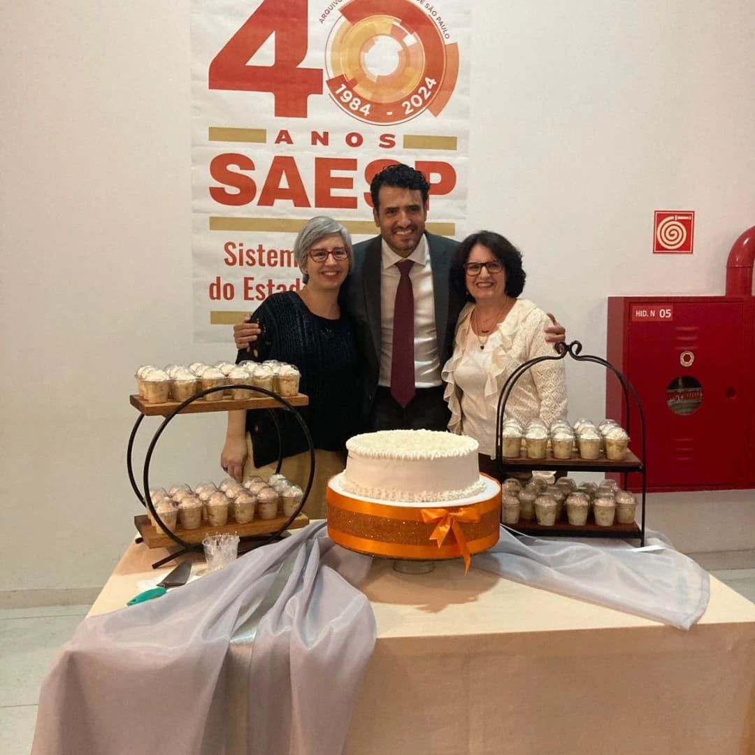 Ontem (22) celebramos os 40 anos do Sistema de Arquivos do Estado de São Paulo. O coordenador Thiago Nicodemo e as diretora Ieda Bernardes e Camila Brandi falaram sobre a trajetória de todos os envolvidos para o sucesso do Sistema de Arquivos.