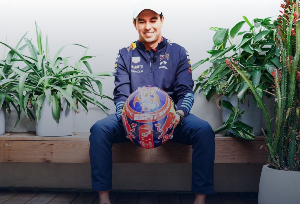 TearOffFR's tweet photo. 📸 Red Bull dévoile le casque spécial de Sergio Pérez pour son Grand Prix à domicile ce week-end du côté de Mexico ! 🇲🇽

Une petite note /10 ? 👀

#F1 #MexicoGP