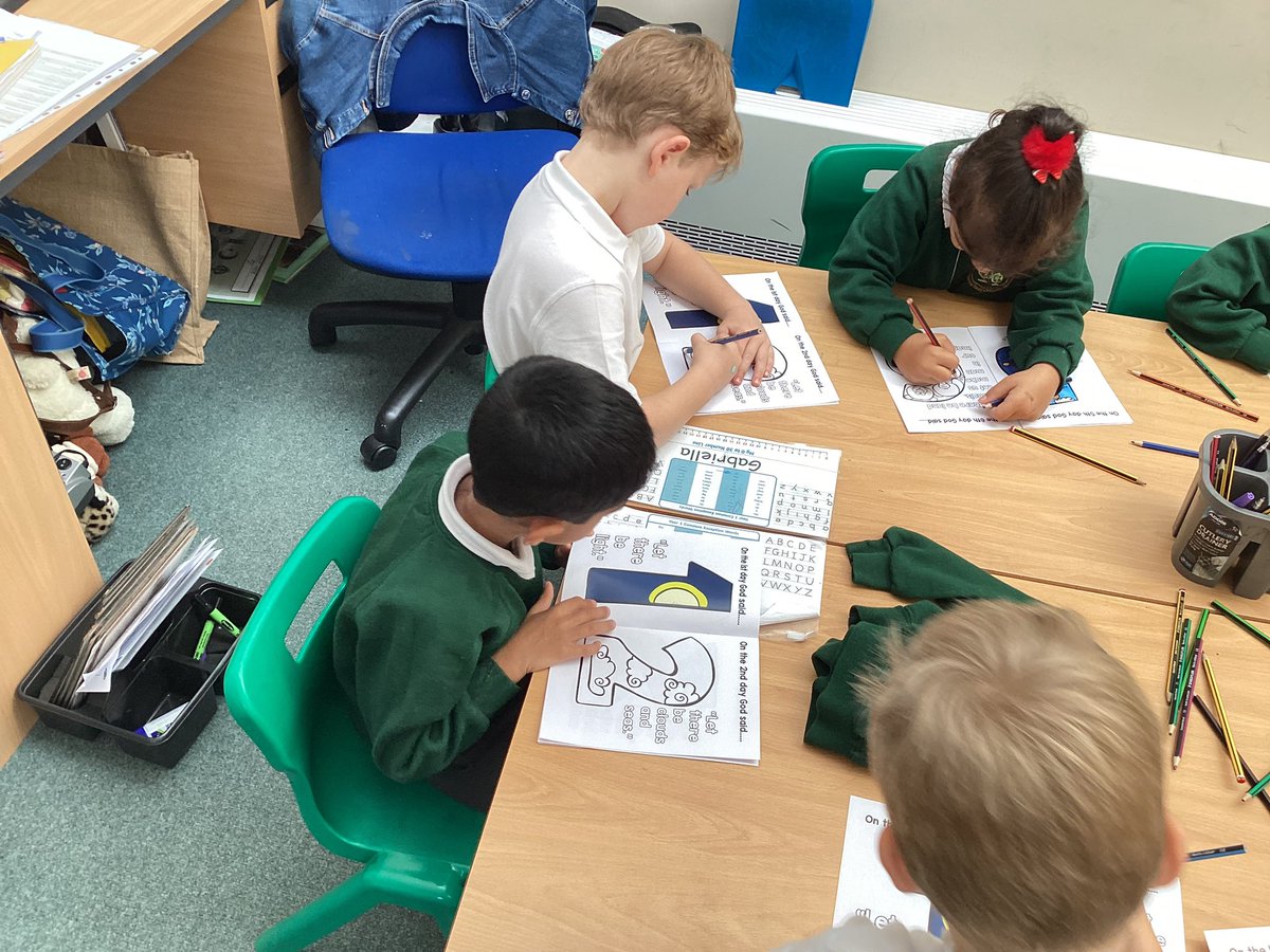 HighwoodPrim1G's tweet photo. We had a lovely visit from REInspired and learnt about the Christian creation story. https://t.co/dSusuesLrD