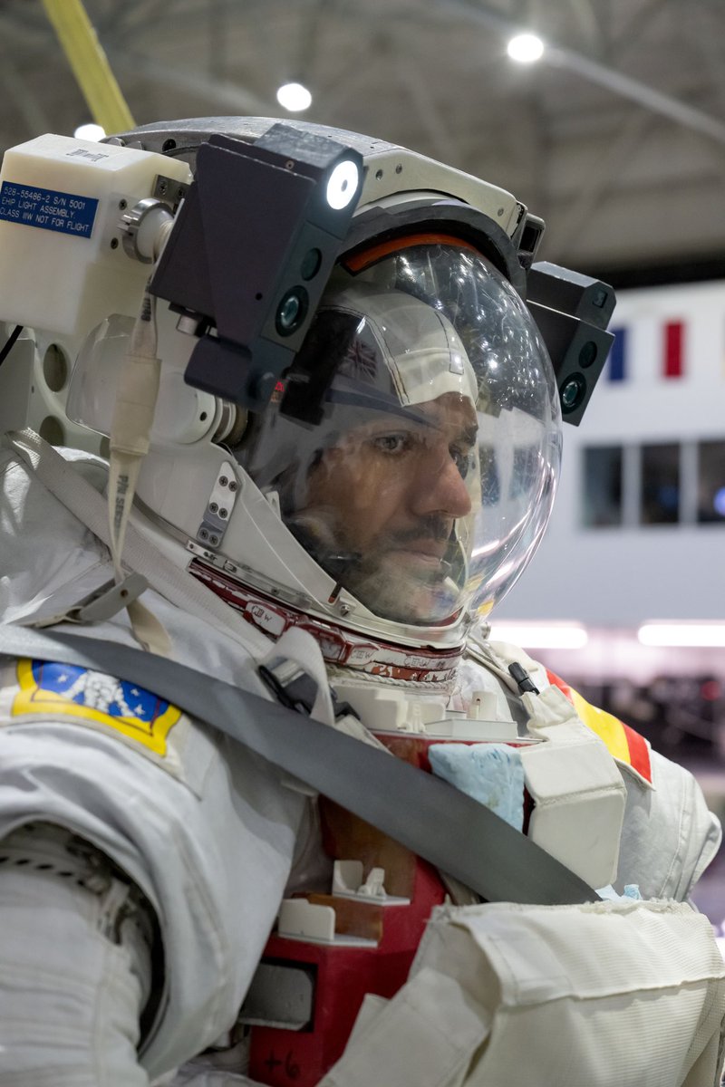 Astro_Pablo_ESA's tweet photo. ¡Entrenando para salir al espacio en el fondo del Neutral Buoyancy Lab de la @NASA en Houston! https://t.co/1bSZ82tfev