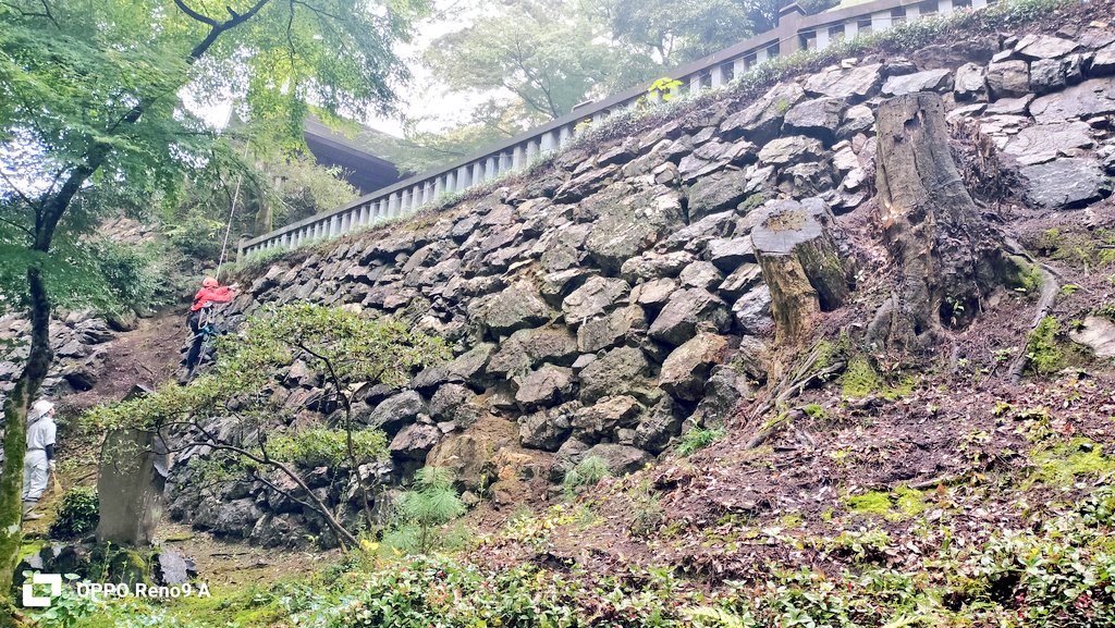 jcn6tt5's tweet photo. 🏯唐沢山城
〔栃木県佐野市〕　
霧のなか登城しました。
景色は何も見えず

業者が高石垣の清掃を　
している途中でした。

#続100名城
#栃木県佐野市
#唐沢山城 https://t.co/b3DJHuQm0g