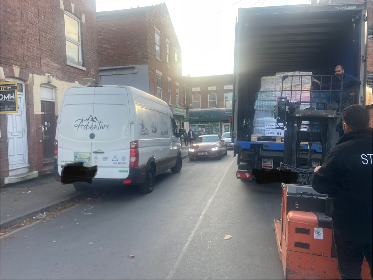 Car patiently waits 25mins till the driver returns as the lorry and van were double parked . Good job it wasn’t an emergency! Pcn issued #nottingham #radford