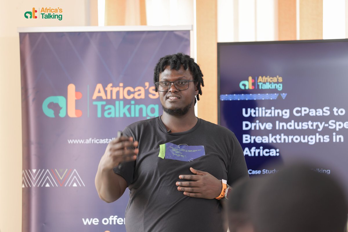 ArseyKun's tweet photo. the man taught on the for days how will be and this day is on the UI/AND UX
#InnovatingAfricasFuture #BuildWithAT #WeLoveNerds #Summit24 https://t.co/kcPPAWhEL5