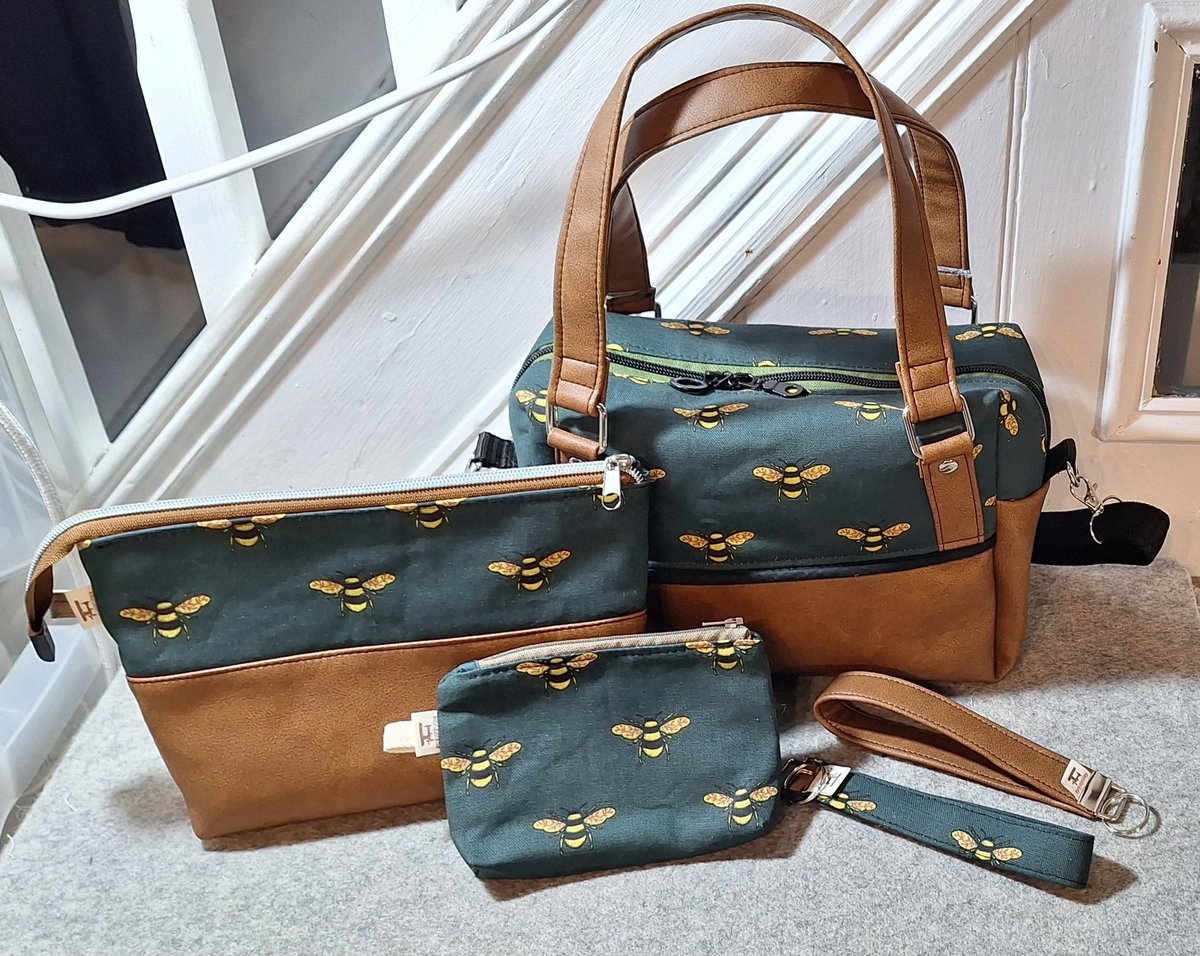 janebaker82's tweet image. Not bad for 1 day of sewing... all made from 2 x t-towels and 1/4m of beautifully soft vinyl.

Country Cow Designs JB Makes n&apos; Mends Love Carmarthen Abergwili &amp;amp; surrounding Villages 
#repurposed #recycling #reuse #jbmakesnmends #Alterations #lovecarmarthen #countrycowdesigns