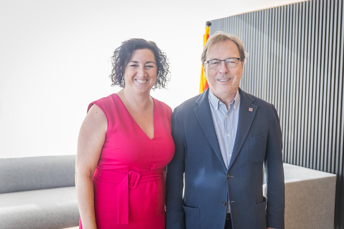 aliciarll's tweet photo. Continuem la ronda de contactes amb els agents econòmics de #Catalunya. Avui m’he pogut reunir amb el Josep Santacreu, president de @CambraBCN.

Només aconseguirem tornar al lideratge econòmic escoltant tothom.

#ElGovernDeTothom https://t.co/UvAEBxe7au