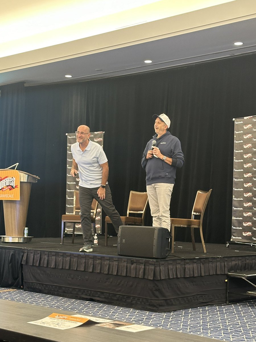 sstrazza's tweet image. Love this pic from Stocktoberfest yesterday. 

Big stage energy from @ppearlman and big thanks to @howardlindzon for throwing such a great event.