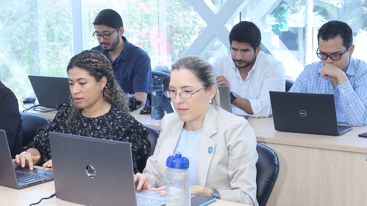 espol's tweet photo. Esta semana avanzamos en el proceso rumbo a la acreditación de nuestras carreras de @FCSHEspol por la Accreditation Council for Business Schools and Programs, ACBSP, que se enfoca en asegurar que las competencias de nuestros estudiantes sean las óptimas para que su perfil de egreso les permita tener un mejor acceso al mercado laboral. Durante esta semana se realizó un proceso de revisión de los 7 estándares que la ACBSP califica, para mejorar la experiencia educativa de nuestros estudiantes politécnicos.

#SomosESPOL