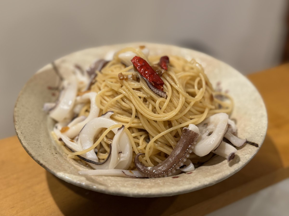 Matchan_Kitchen's tweet image. 今晩は配信しながら、アオリイカまみれの魚醤ペペロンチーノにしました🦑🌶️