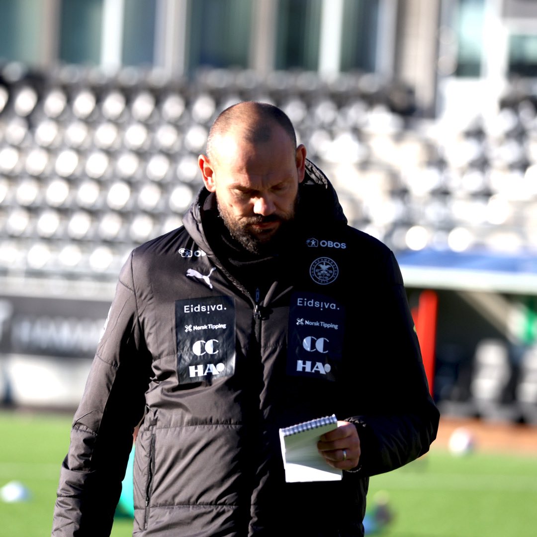 Med Panenka-straffer, matchvinnerredninger, hvite singleter, blinkene ørepynt, pissing på cornerflagg, prestasjoner og garderobemoro på høyt nivå, var Sandbuløkken umulig ikke å legge merke til i fotballmiljøet 🧤🤩

Bli bedre kjent med «Samba» 🔗 open.spotify.com/episode/6OyJWb…