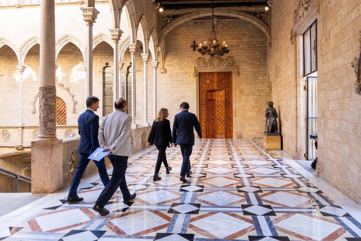 📸 Aquesta tarda una delegació de l'ACM liderada per la presidenta <a href="/meritxellbudo/">Meritxell Budó🎗</a>, el vicepresident primer @oliverasmj, i el vicepresident <a href="/xavipaz/">Xavi Paz</a> han mantingut una trobada institucional amb el president de la <a href="/gencat/">Generalitat de Catalunya</a> <a href="/salvadorilla/">Salvador Illa Roca</a> per debatre diferents qüestions d'interès local