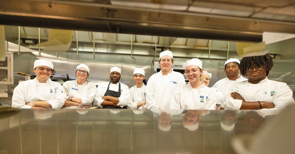 LincolnLand's tweet image. Bistro Verde is back with a new menu! The public is invited to enjoy various culinary offerings prepared by LLCC students. Open Tue.-Thu., 11 a.m.-2 p.m.

View the new menu: llcc.edu/bistro-verde

#culinaryschool #campusdining #llccedu