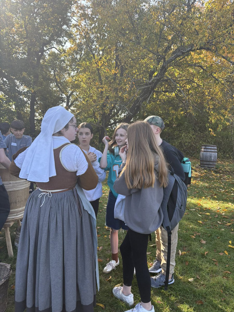 BWHtrip2's tweet photo. Great visit to a recreation of 1620s English town in Plymouth. Some students were even recruited to the local militia😎 https://t.co/kTtg9N39lo