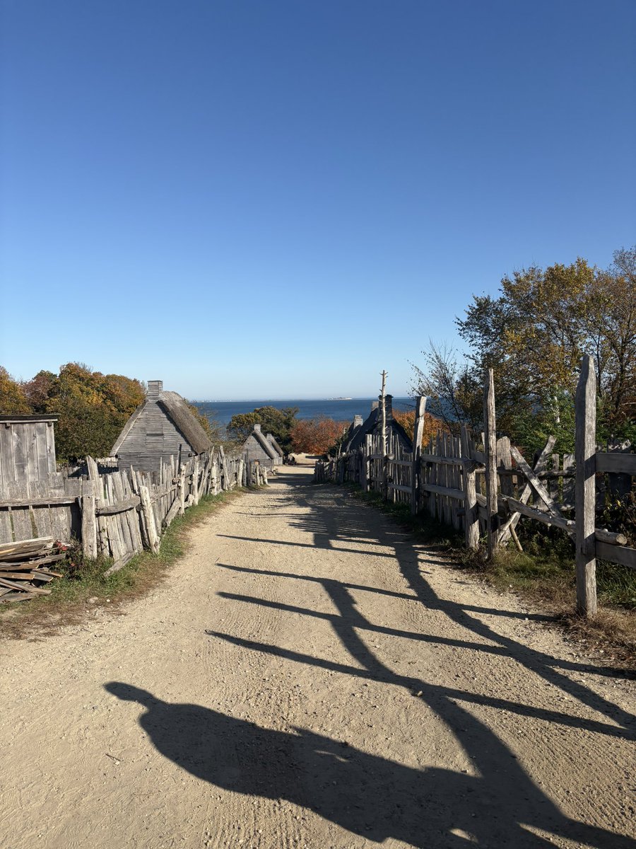 BWHtrip2's tweet photo. Great visit to a recreation of 1620s English town in Plymouth. Some students were even recruited to the local militia😎 https://t.co/kTtg9N39lo