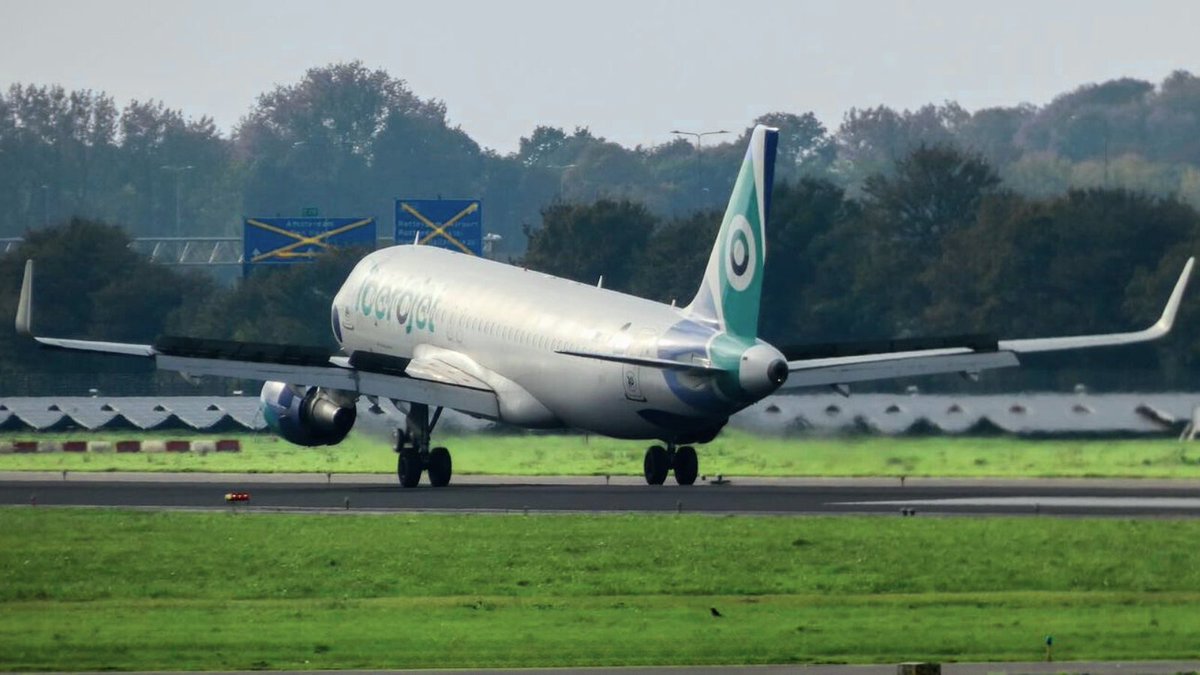 iberojetair_es's tweet photo. La tecnología nos ayuda a mejorar cada vuelo 🌱. Desde la optimización de rutas hasta el uso eficiente del combustible, en Iberojet estamos comprometidos con la innovación para reducir nuestra huella de carbono. ¡El futuro de los viajes es sostenible! ✈️💡 #VolandoEco https://t.co/BrwNEYqJBq
