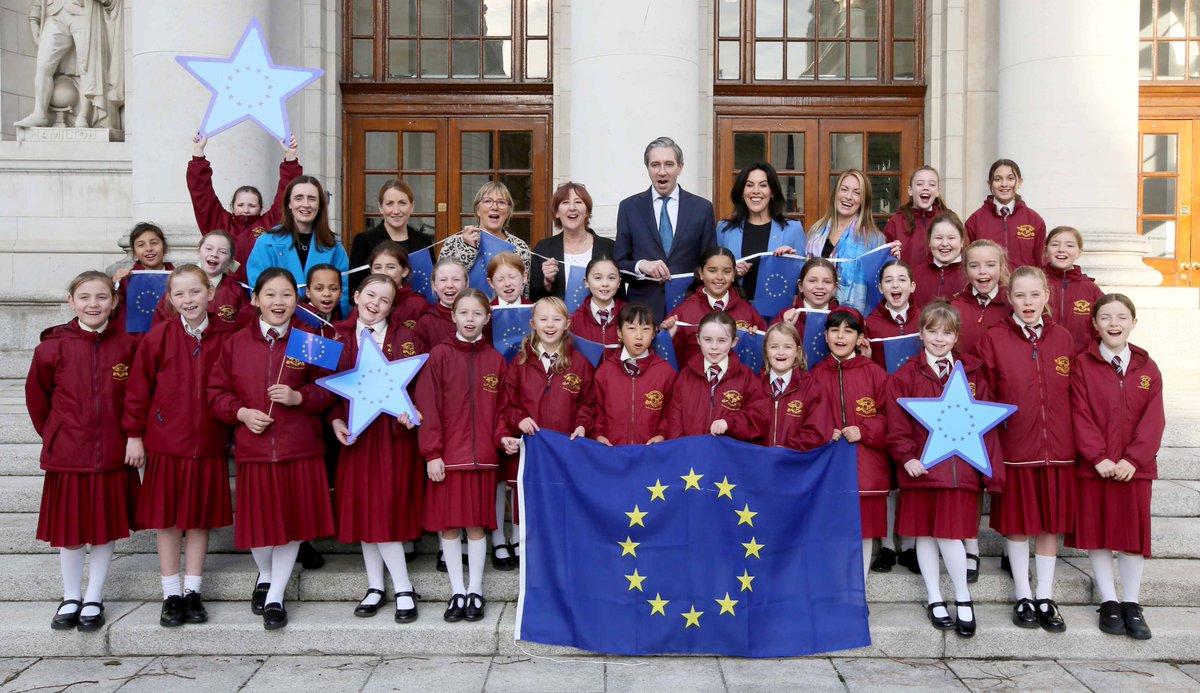 emireland's tweet photo. Chair of @emIreland @JulieSinnamon launched the Blue Star Programme alongside Taoiseach @SimonHarrisTD and Minister @CarrollJennifer.
The #bluestarprogramme engages pupils with European Cultures and develops an understanding of active citizenship and the importance of democracy.
More info ๐ https://t.co/lHIlzIBUde