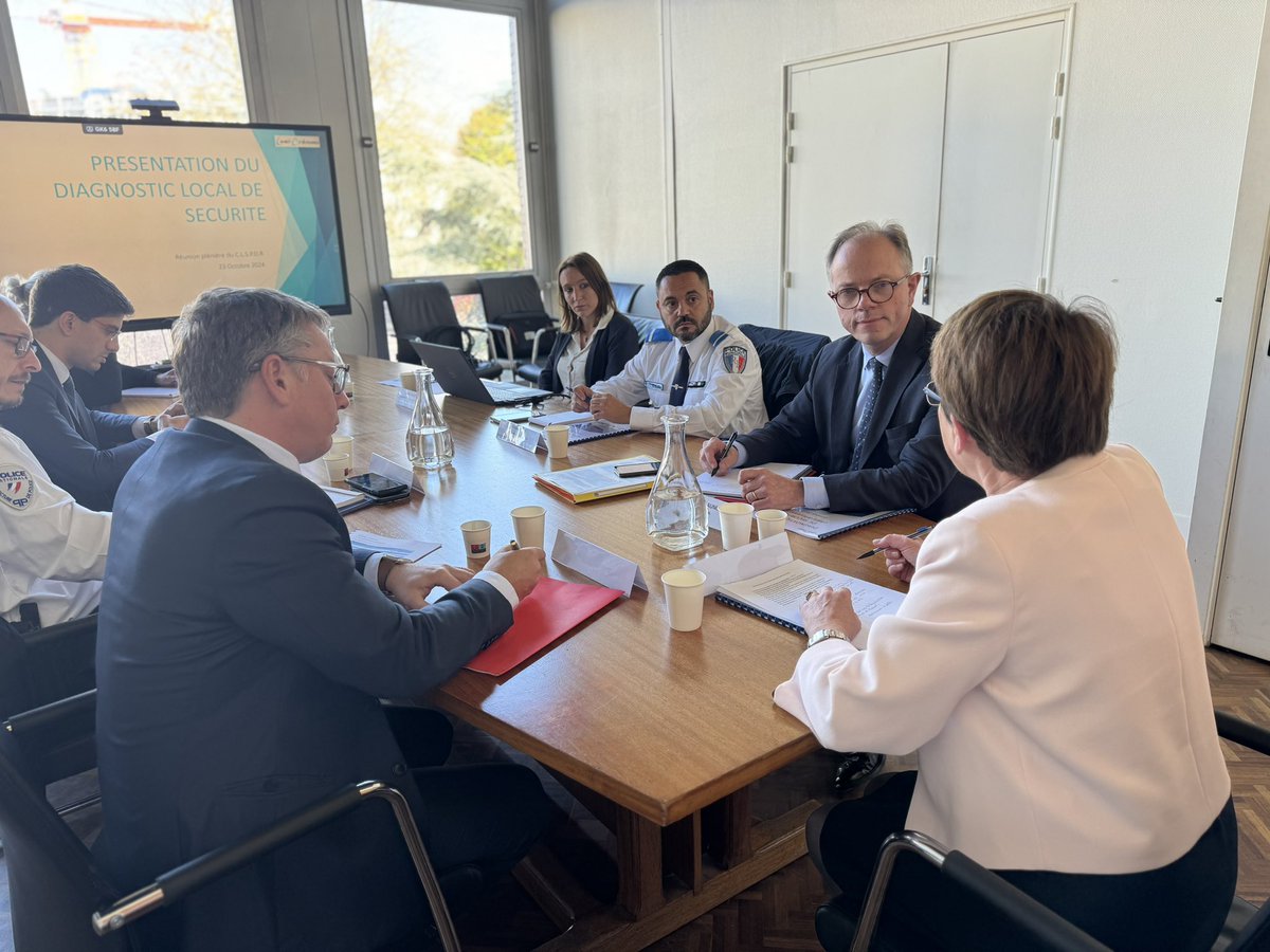 Préfet du Val-de-Marne (@prefet94) on Twitter photo #Sécurité #Prévention | Ludovic Guillaume, sous-préfet de #Créteil, participait cet après-midi à la réunion plénière du conseil local #sécurité #prévention de la #délinquance et de la #radicalisation de <a href="/LimeilBrevannes/">Limeil-Brevannes 🇫🇷</a> présidée par la maire <a href="/F_Lecoufle/">Françoise Lecoufle</a>.
✅ Un travail #Sécurité #Prévention | Ludovic Guillaume, sous-préfet de #Créteil, participait cet après-midi à la réunion plénière du conseil local #sécurité #prévention de la #délinquance et de la #radicalisation de <a href="/LimeilBrevannes/">Limeil-Brevannes 🇫🇷</a> présidée par la maire <a href="/F_Lecoufle/">Françoise Lecoufle</a>.
✅ Un travail