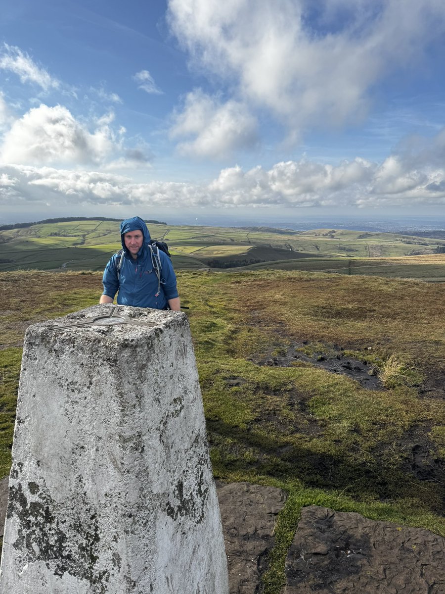johnwilliams77's tweet photo. Today, we borrowed my folks Sprocker for a 15km hike to Shutlingsloe, Macclesfield Forest and Shining Tor from the Cat &amp; Fiddle. 🐶🍂🥾 @peakdistrict https://t.co/jSspRVtdPb