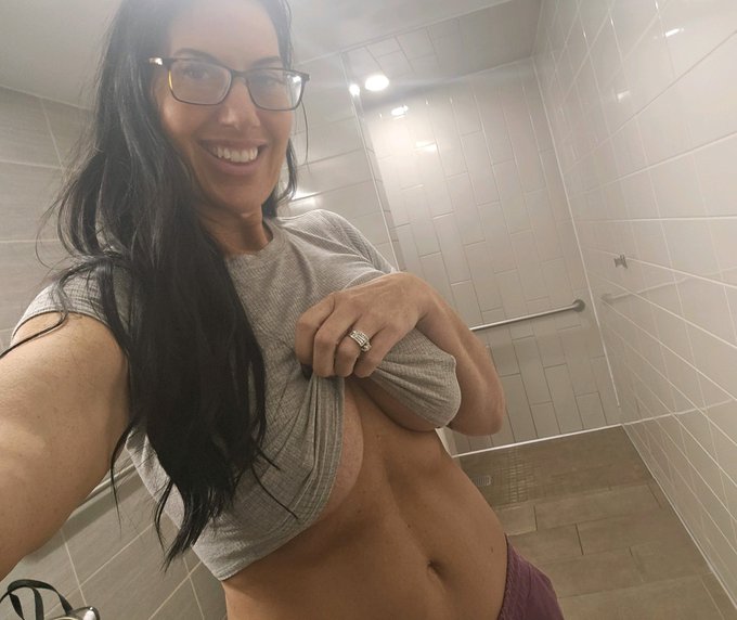 Fallon Jane *Exxxotica Minneapolis* - 1 pic. In all my years traveling for sales jobs, I have never showered at a truck stop. I definitely got some strange looks. Of course I wasn't wearing a bra and it was cold outside too.🥶 https://t.co/qfX48a6j08