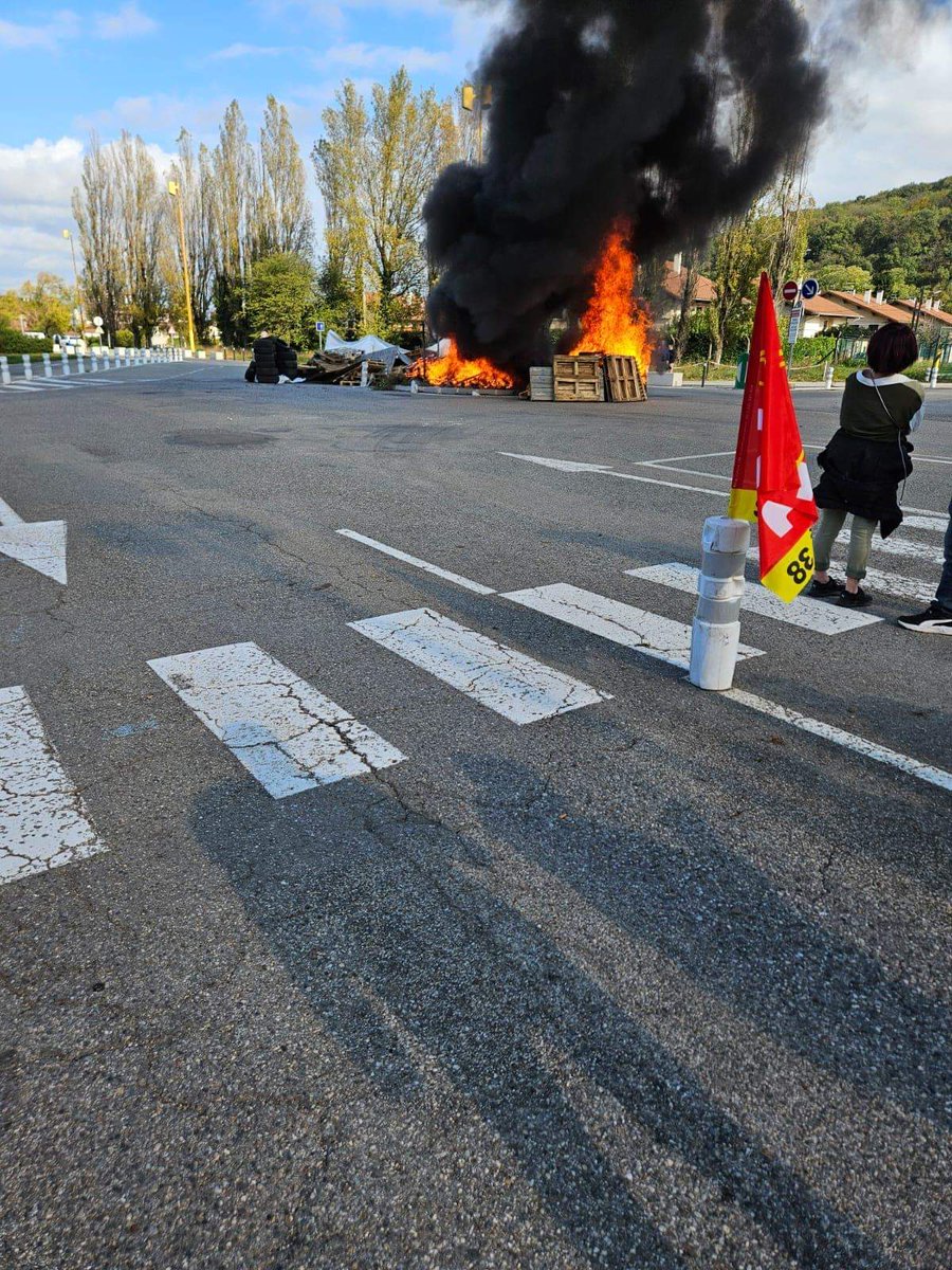 𝐕𝐄𝐍𝐂𝐎𝐑𝐄𝐗, 𝐒𝐎𝐋𝐕𝐀𝐘, 𝐀𝐑𝐊𝐄𝐌𝐀... 𝐄𝐍 𝐆𝐑𝐄𝐕𝐄 !
𝐷𝐸𝑈𝑋 𝑃𝐿𝐴𝑇𝐸𝐹𝑂𝑅𝑀𝐸𝑆 𝐶𝐻𝐼𝑀𝐼𝑄𝑈𝐸𝑆 𝐵𝐼𝐸𝑁𝑇𝑂𝑇 𝑇𝑂𝑇𝐴𝐿𝐸𝑀𝐸𝑁𝑇 𝑃𝐴𝑅𝐴𝐿𝑌𝑆𝐸𝑆 ? 
La grève a été déclenchée à Vencorex et le site voisin d'Arkema doit lui aussi entrer en grève ce soir.