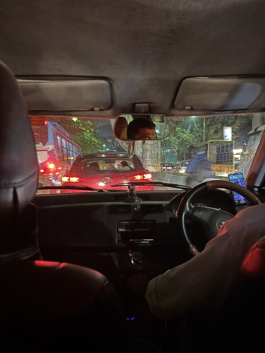 snehatsoff's tweet photo. No #Bangalore this is not ok! As a tax payer, I’m PISSED OFF! roads, traffic and the water logging. Stuck for the last one hour - moved 1 km! 

#TaxPayer #Bengaluru #WhereIsMy1stWorldLife #ThankGodForUber #ICantDriveLikeThis https://t.co/fcDx57rNuW