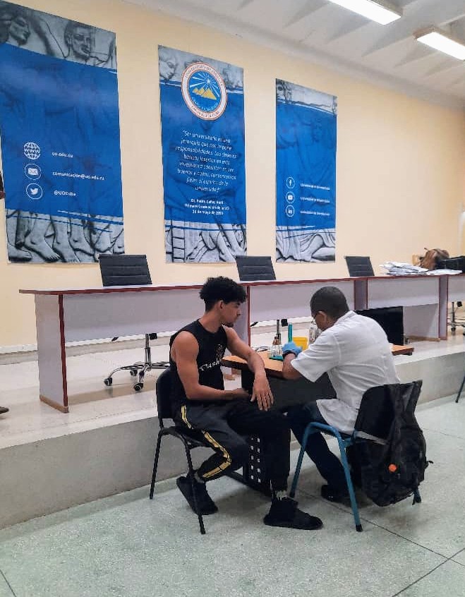 UOCuba's tweet photo. 🇨🇺 #UnidosPorCuba donan sangre 35 representantes de la comunidad universitaria entre cerca de 50 que acuden esta mañana en respuesta a la convocatoria de la #FEU, la #UJC y demás organizaciones. Entre ellos los estudiantes dan muestra de lo aprendido: #CubaEsSolidaridad https://t.co/kHEqpa6FUN