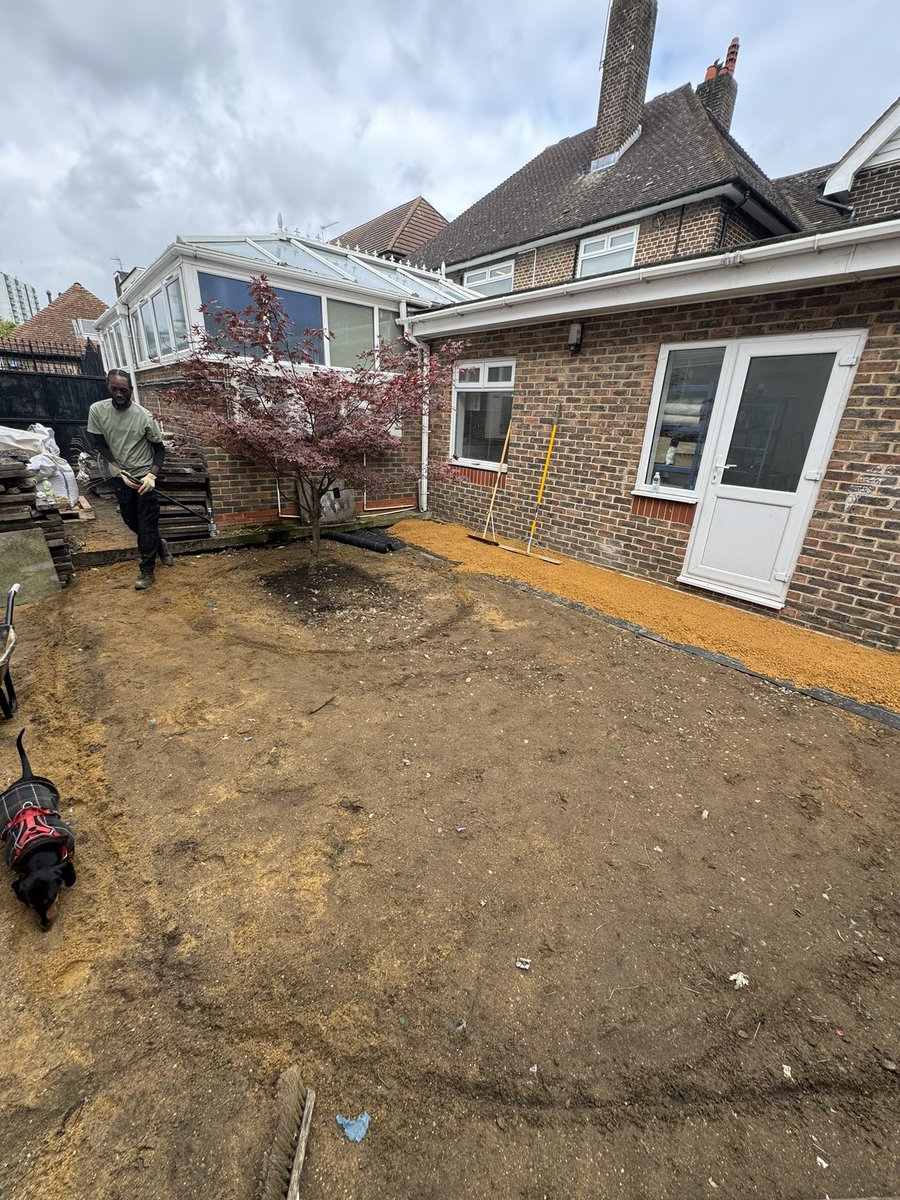 grow_n22's tweet image. Day Two in Hackney!

Landscaping works are continuing at the Kingsmead Medical Centre. Today, we laid a weed control membrane across the site and started placing self binding gravel from @stone_warehouse everywhere.

Thanks to the amazing Meg from @Jewson for sorting GrowN22 out…