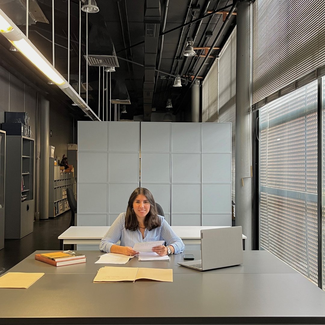 FundacionFidas's tweet photo. #๐๐๐ง๐จ๐๐๐๐๐๐๐๐๐๐๐ฆ | ยกOs presentamos a @Palomaglez95! ๐ ๐
Graduada en Historia del Arte y Doctoranda en Historia del Arte de laย @unisevilla, ha realizado una estancia de #investigaciรณn en #FIDAS, concretamente en nuestro Departamento de Archivo. https://t.co/7nEXkEfhSl