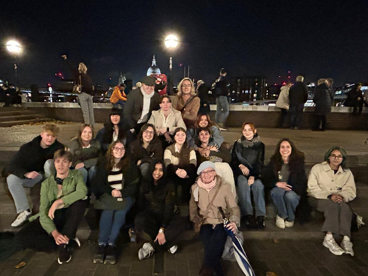 marylshannon's tweet photo. A perfect night at London's @The_Globe yesterday for my first year 'Discovering Literature' @UR_ECW @UORHumanities class outing to #TheComedyOfErrors 🎭 https://t.co/msx3GZmW3P