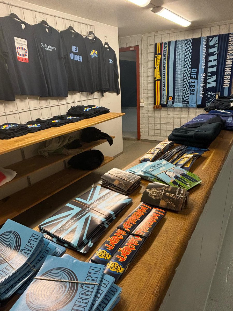 jarnkaminerna's tweet photo. Kom förbi vårt souvenirbås på Hovet vid A18! Vi har bland annat halsdukar, tröjor, klibbor och pins! Kort, kontant eller Swish gäller! https://t.co/mZCN7MmnP6