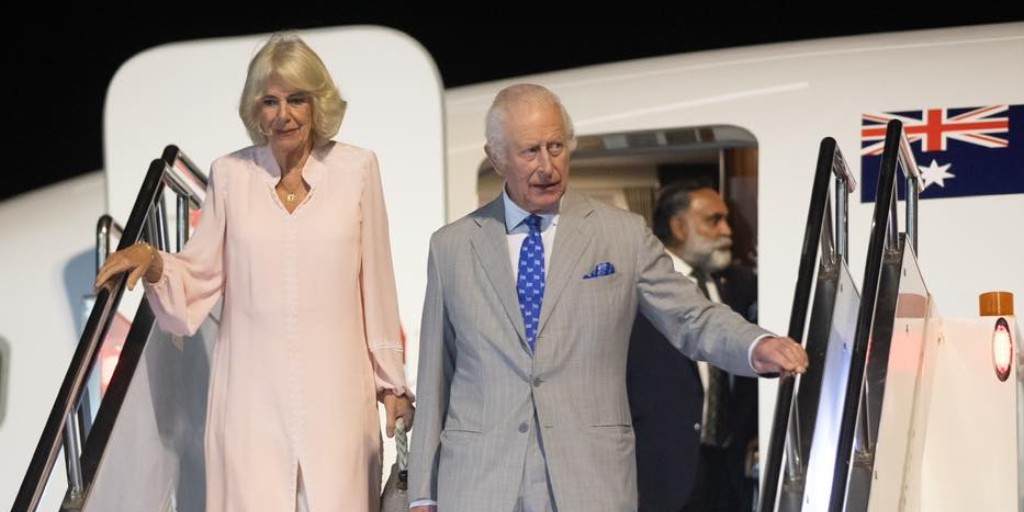 commonwealthsec's tweet image. His Majesty, King Charles III, arrived in Apia, #Samoa, to a warm welcome for the Commonwealth Heads of Government Meeting. 

It marks the first time His Majesty will attend CHOGM as Head of the Commonwealth.

Read more 👉 bit.ly/48kuy7s

📸: @samoachogm2024

#CHOGM2024