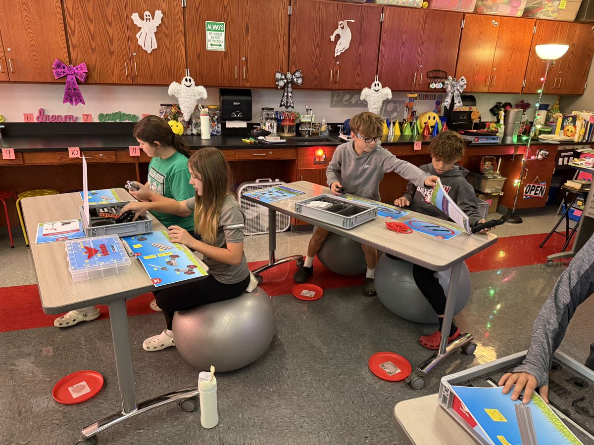 kmdunlap's tweet photo. STEAM students are off to a GREAT start on the infento Discovery Build kits!!!! π #steam #fairviewadvantage #solveproblems #create #communicate #collaborate #infento @infento @FPSchools https://t.co/O794UiTWMq