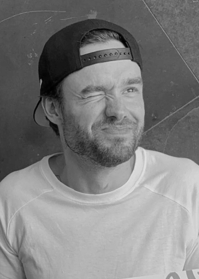 kathewsh's tweet image. una semana desde que te fuiste y aún sigo sin creer que ya no estás, esperando que sea un mal sueño del que pueda despertar, pero la realidad es más difícil cada día, te extrañaré siempre liam payne🤍