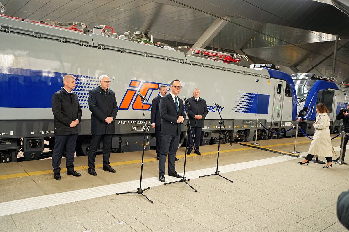 J_Malinowski's tweet photo. Piękny widok🙂 dzisiaj na dworcu Warszawa Zachodnia @PKPIntercityPDP zaprezentowało wielosystemowe lokomotywy V=200km/h. W tej chwili rodzina Gryfinów w PKP IC to już 60 szt. Docelowo będzie 206 szt. lokomotyw 160/200. Na filmie lokomotywy wracają do bazy -Olszynka Grochowska. https://t.co/1iCIyJEW4h
