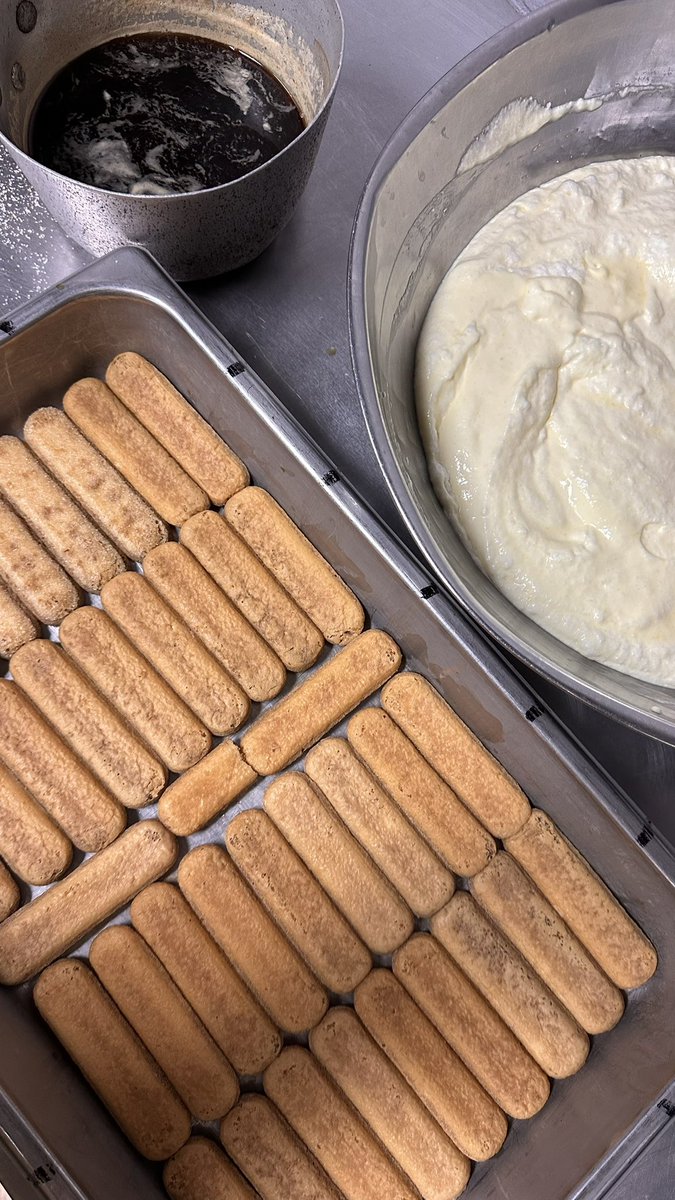 user84829272's tweet image. I am NOT unemployed. I go in and make trays of tiramisu on Wednesdays and then get a chicken caesar wrap #workingmom