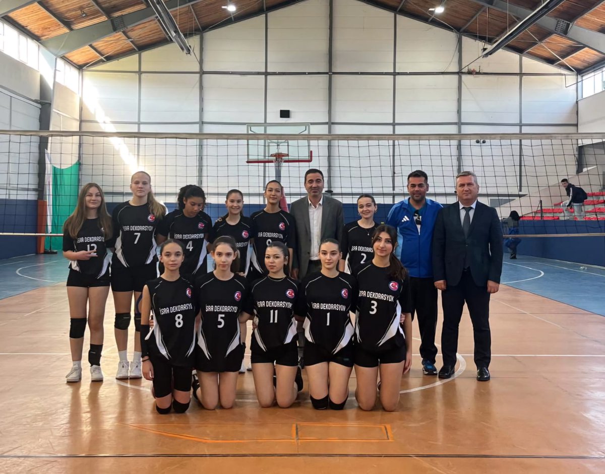 Okul voleybol takımımız Cumhuriyet Kupasında ilçe birincisi olmuştur. Beden Eğitimi öğretmenimiz Aytaç Gezer ve öğrencileeimizi tebrik eder, başarılarının devamını dileriz. <a href="/ERTOPISMAIL/">İsmail Ertop</a> <a href="/caycumailcemem/">Çaycuma İlçe Milli Eğitim Müdürlüğü</a> <a href="/kartalayhan67/">AYHAN ALAGÖZ</a> <a href="/caycumakymkligi/">ÇAYCUMA KAYMAKAMLIĞI</a>