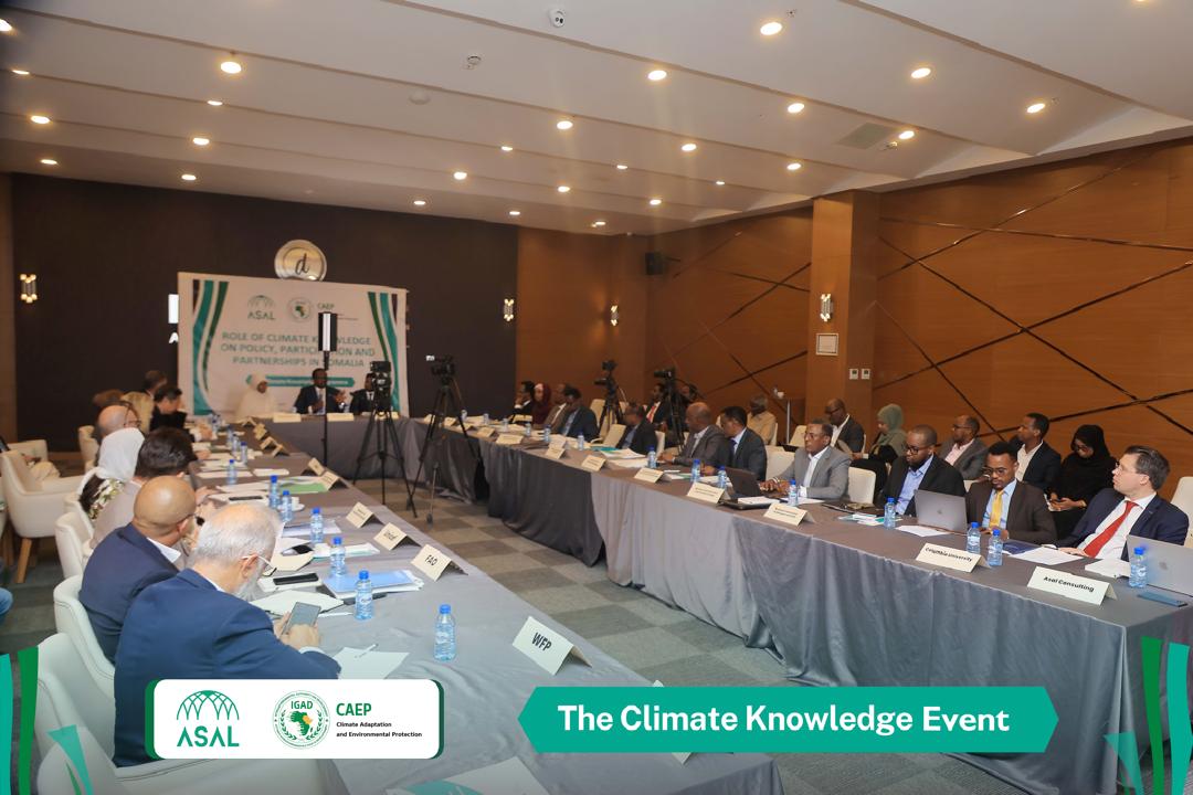 IGAD_CAEP's tweet photo. Somalia's Deputy Prime Minister @SalahJama graced the #ClimateKnowledge discussions and chaired a round table focusing on chatting the way forward for Somalia's climate action @asal_consulting @MoECC_Somalia https://t.co/7AI7oriF7p